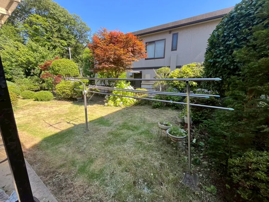 伸びきった芝生と庭木を、一日で整える｜作業後