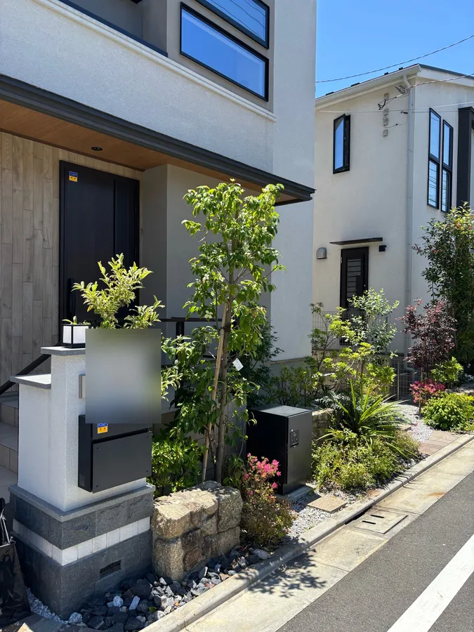 玄関前のシンボルツリーを、形を残して小さくまとめる｜作業後