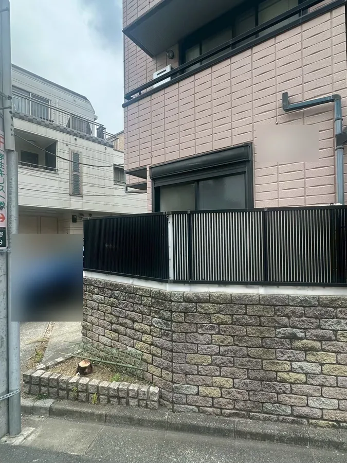 建物の角の木を伐採し、植栽スペースを片づける｜作業後