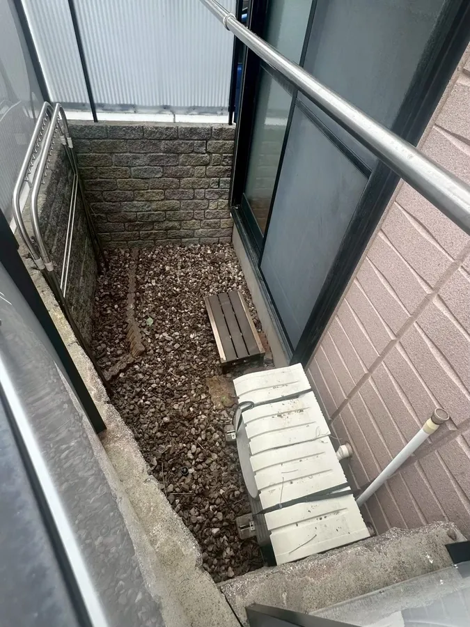中野区｜同じ場所の作業後。木と草を取り除き、地面が見える状態にしました。