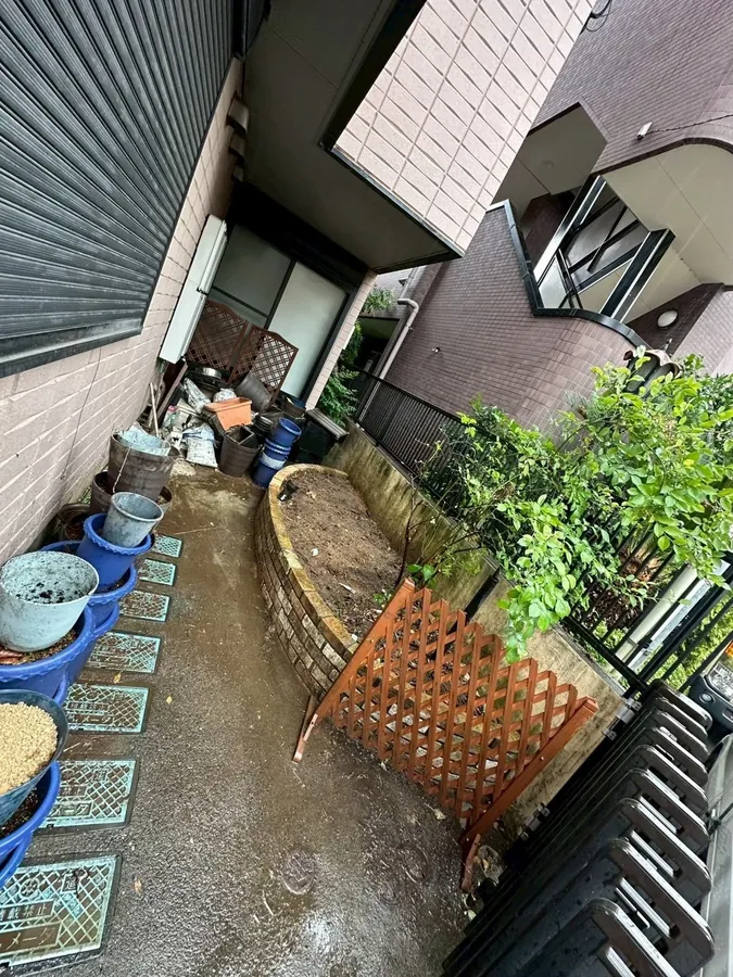 混み合った花壇の木と草を撤去し、土の状態に戻す｜作業後