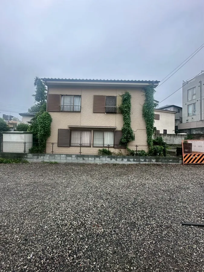 建物の前と裏の隅に茂った草木を、まとめて片づける｜作業後