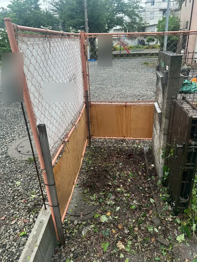 同じ場所の作業後。木とつるを取り除き、地面が出ました。