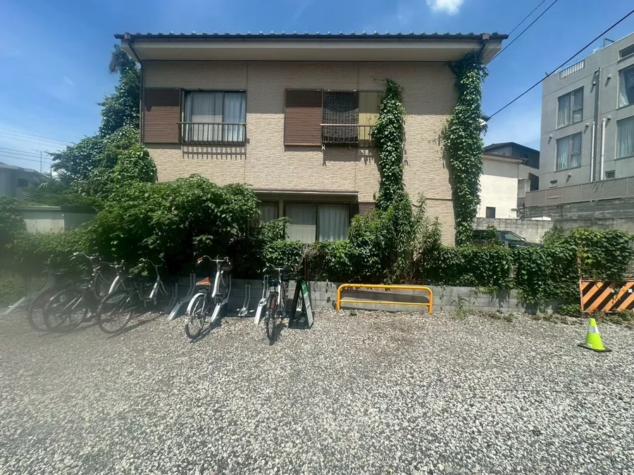 建物の前と裏の隅に茂った草木を、まとめて片づける｜作業前