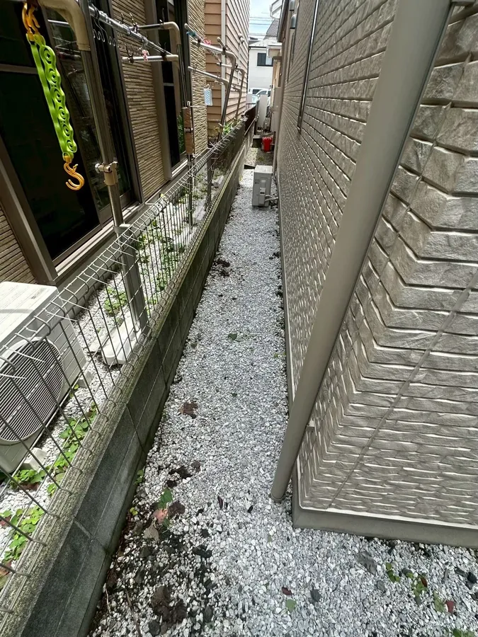 大田区｜同じ通路の作業後。草を根から抜き、砂利の面を出しました。