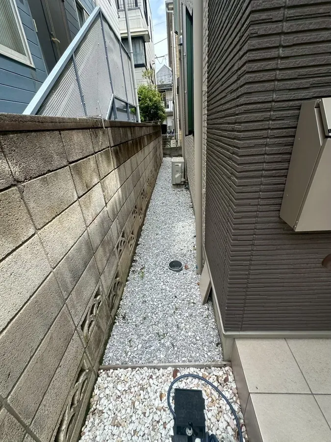 大田区｜同じ通路の作業後。塀ぎわの草も取り除きました。