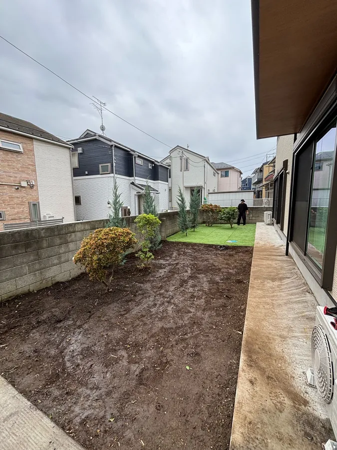 雑草に覆われた庭を、草刈りと整地で使える庭に戻す｜作業後