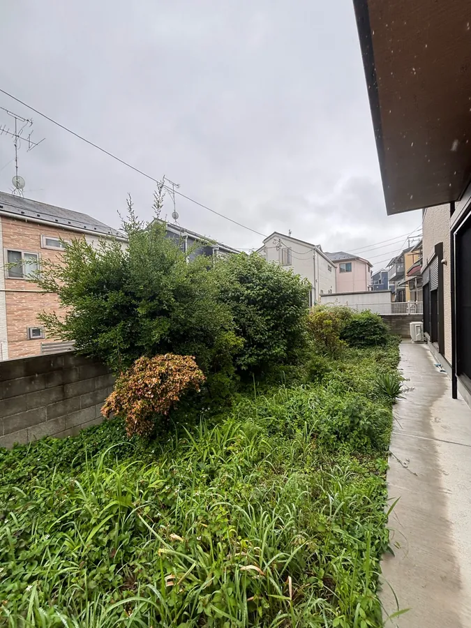 雑草に覆われた庭を、草刈りと整地で使える庭に戻す｜作業前